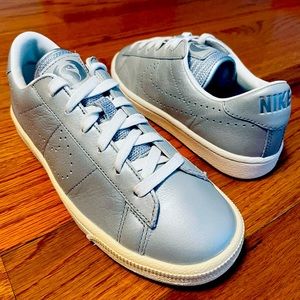 Nike Tennis Classic PRM QS Silver Size 5Y- UK4.5 EUR37.5 CM 23.5 872818 001